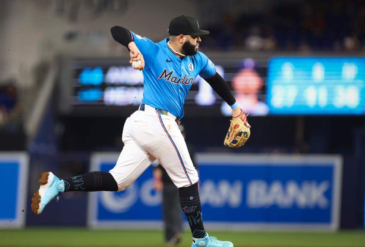 El tercera base de los Marlins Emmanuel Rivera tira a la inicial en una jugada en el cuarto inning del partido ante los Rangers de Texas, celebrado el 2 de junio de 2024 en Miami.