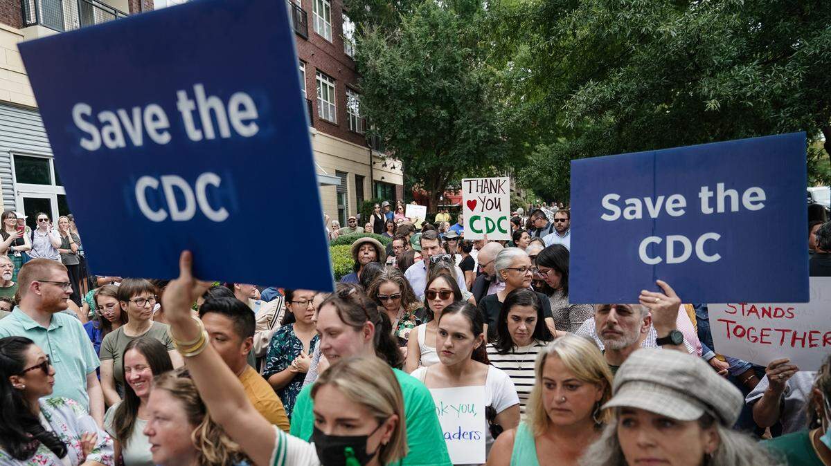 Empleados y simpatizantes de los Centros para el Control y la Prevención de Enfermedades (CDC) de EEUU se manifiestan en apoyo a tres funcionarios que renunciaron como protesta por las políticas del gobierno de Donald Trump, en Atlanta, Georgia, el 28 de agosto de 2025. Los carteles dicen “Salven los CDC”.