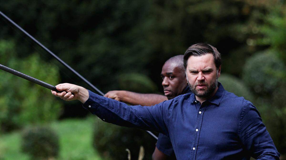 El secretario de Relaciones Exteriores, David Lammy, pesca con el vicepresidente de Estados Unidos, JD Vance, en Chevening House, en Kent, durante su visita al Reino Unido. Fecha de la foto: viernes 8 de agosto de 2025.