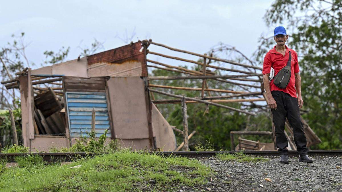Un cubano permanece afuera de su vivienda destruida por el huracán Melissa en Santiago de Cuba, el 29 de octubre de 2025.