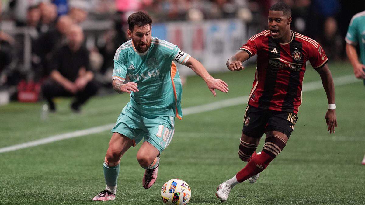 El astro del Inter Miami Lionel Messi (izq.) lucha por la pelota con el mediocampista de Atlanta United Xande Silva, en el segundo partido de la serie de playoffs de la MLS celebrado el 2 de noviembre de 2024 en Atlanta.