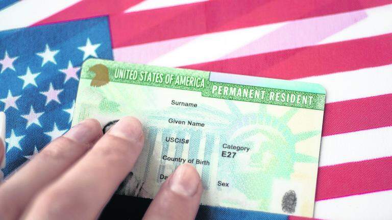 Trump retrocede con polémica medida que amenazaba miles de trámites de green card