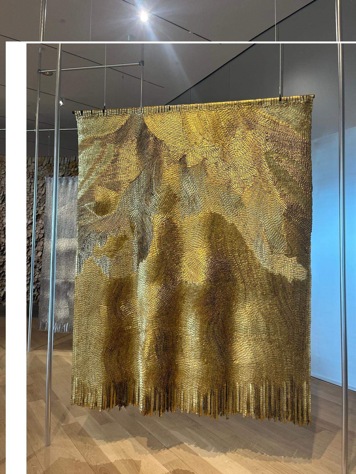 ‘Strata XV’, 2009, lino, yeso, acrílico y hoja de oro, 90.5 x 78.7 pulgadas.