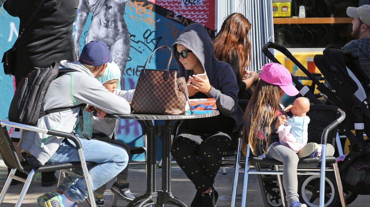 Turistas y residentes se reúnen en Wynwood para disfrutar del arte y del tiempo fresco.
