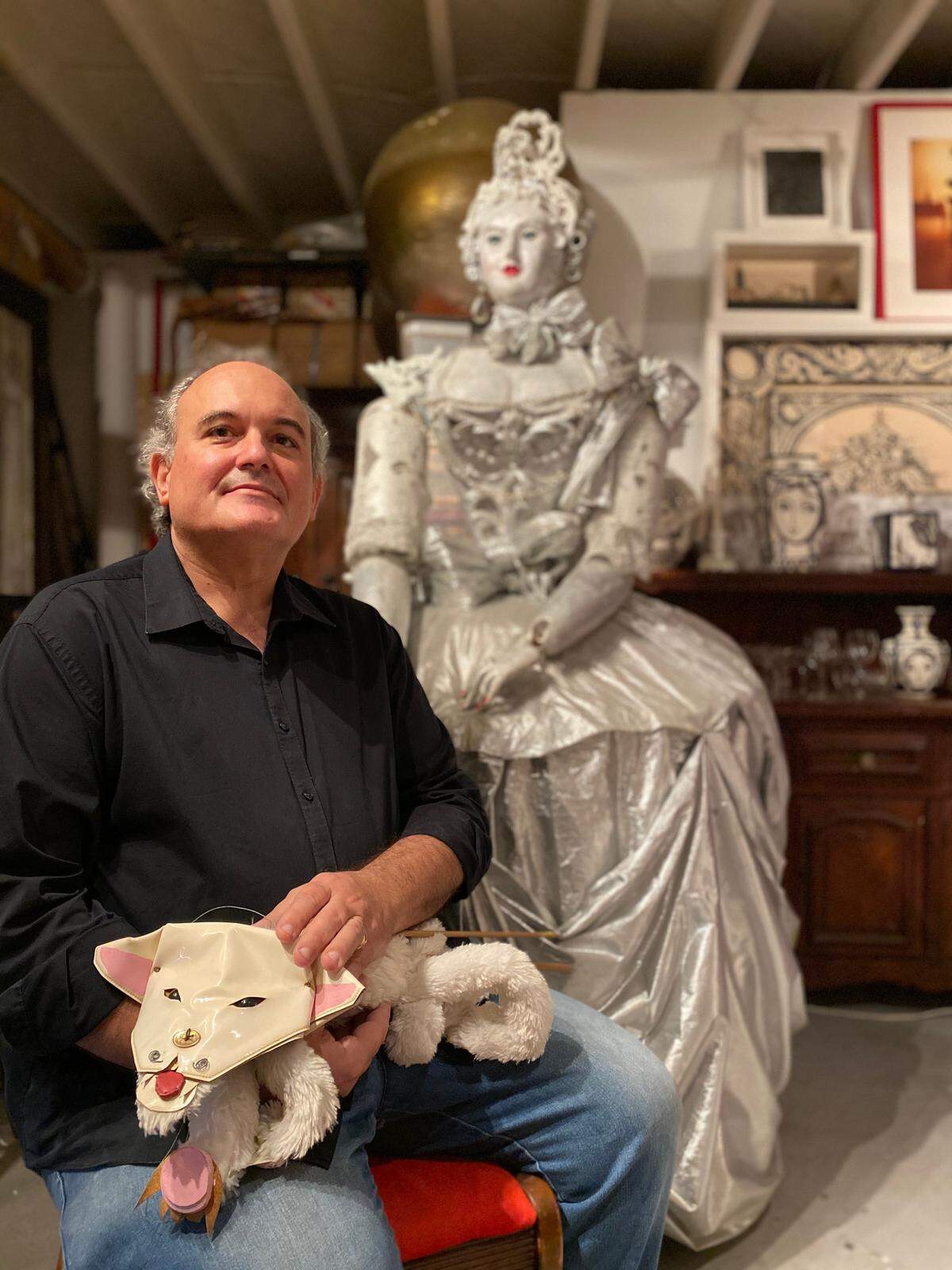 El artista Pablo Cano en su estudio de La Pequeña Habana, con su estatua móvil de&nbsp;Marie Antoinette.&nbsp;