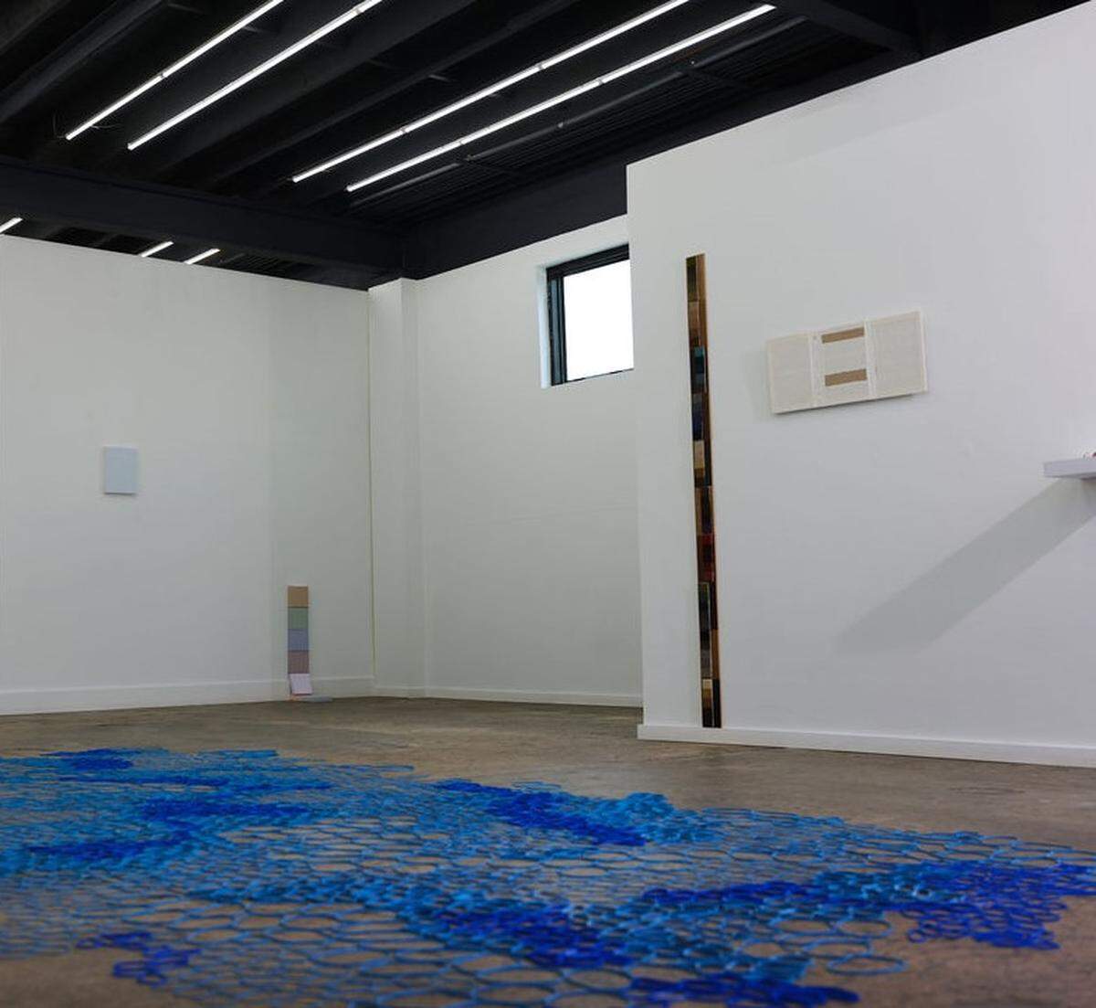 “El vacío que es ” . Marisa Tellería y Andrés Michelena. Mahara + Co. Vista de sala. En suelo, obra de Marisa Tellería.