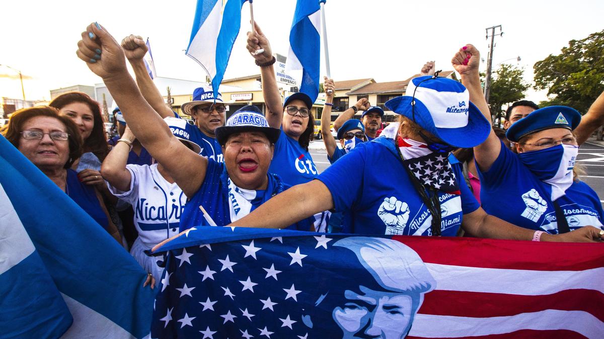 (Centro) Fanny Molina grita mientras algunos protestan contra el régimen de Ortega, en la NW 17th Avenue y W Flagler Street, Miami, el viernes 15 de marzo de 2019. Por lo menos tres veces a la semana, durante la mañana, a las 8, o en la noche, de 6 a 9, un grupo de nicaragüenses se reúne cerca del consulado de Nicaragua en Miami, ubicado en 1332 W Flagler St.
