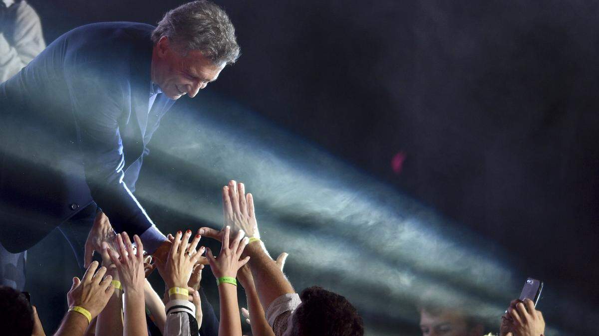 El presidente argentino Mauricio Macri, quien se postuló para la reelección, saluda a sus seguidores tras aceptar su derrota en los comicios presidenciales, el domingo 27 de octubre de 2019, en Buenos Aires.