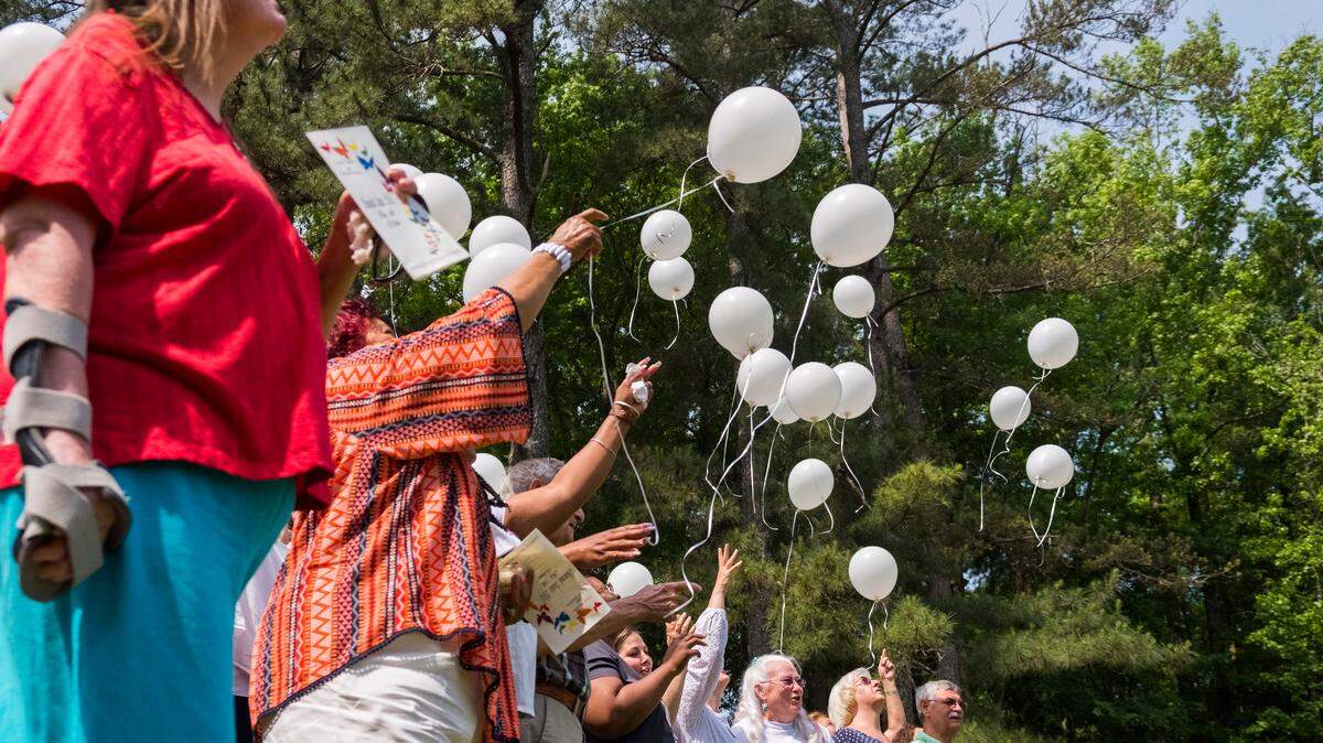 La ceremonia anual de duelo en Gray Health & Rehabilitation, en Gray, Georgia, termina con globos blancos en el cielo.