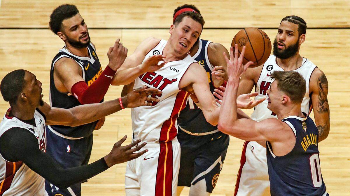 Jugadores del Heat y los Nuggets batallan por una pelota en el Juego 4 de las Finales de la NBA, celebrado el 9 de junio de 2023 en Miami.