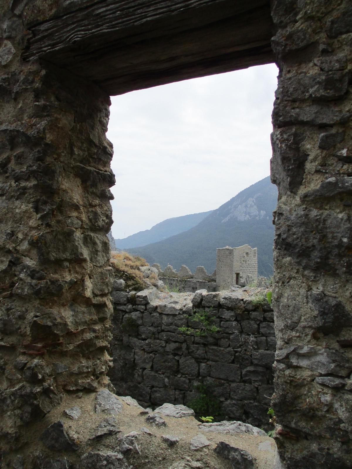 Vista de un torreón desde el castillo de Puilaurens. Este castillo fue un auténtico reto para los asaltantes desde que, en el siglo X, pertenecía al dominio de la abadía de San Miguel de Cuxa. 