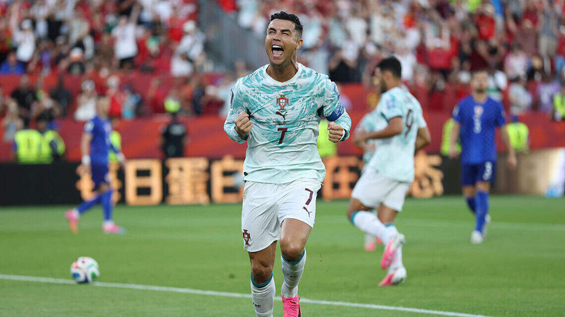Cristiano festeja y Portugal se cita con España en octavos tras salir airoso en un duelo de titanes