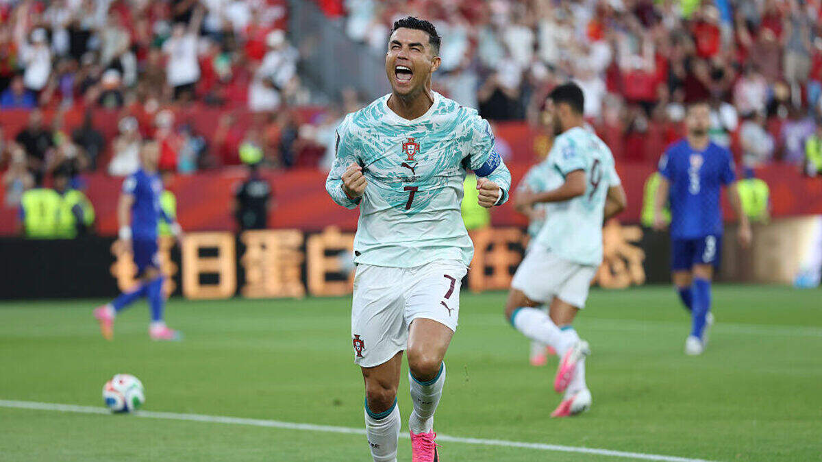 El astro de Portugal Cristiano Ronaldo celebra tras anotar un gol de penal ante Croacia, en el partido de dieciseisavos de final efectuado el 2 de julio de 2026 en Toronto, Canadá.