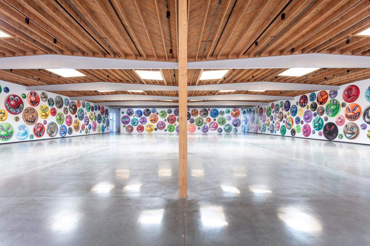 Kenny Scharf: Moodz en la galería Jeffrey Deitch. Este artista presenta una serie de 101 caras pintadas con forma circular diferentes las unas de las otras hasta el 31 de diciembre en Design District.