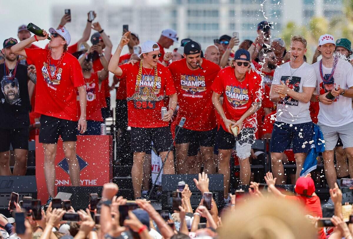 Los jugadores de los Panthers rocían champán a los fanáticos en el escenario durante el desfile por la victoria del equipo en la Copa Stanley, el domingo 22 de junio de 2025 en Fort Lauderdale, Florida.