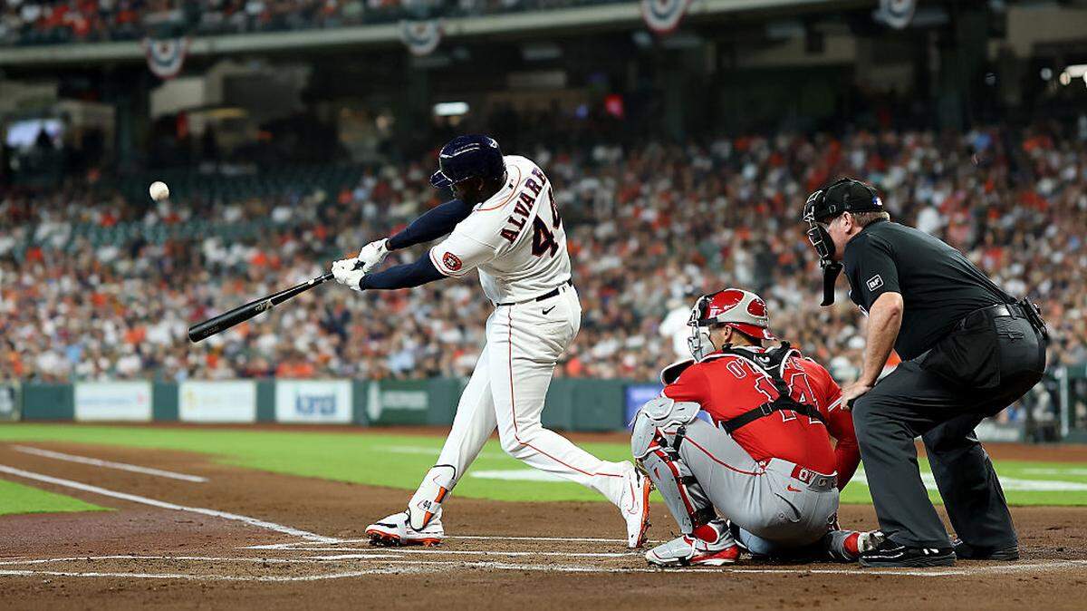 El pelotero cubano Yordan Álvarez batea por los Astros en el quinto inning del partido ante los Angelinos de Los Angeles, celebrado el 26 de marzo de 2026 en Houston. 