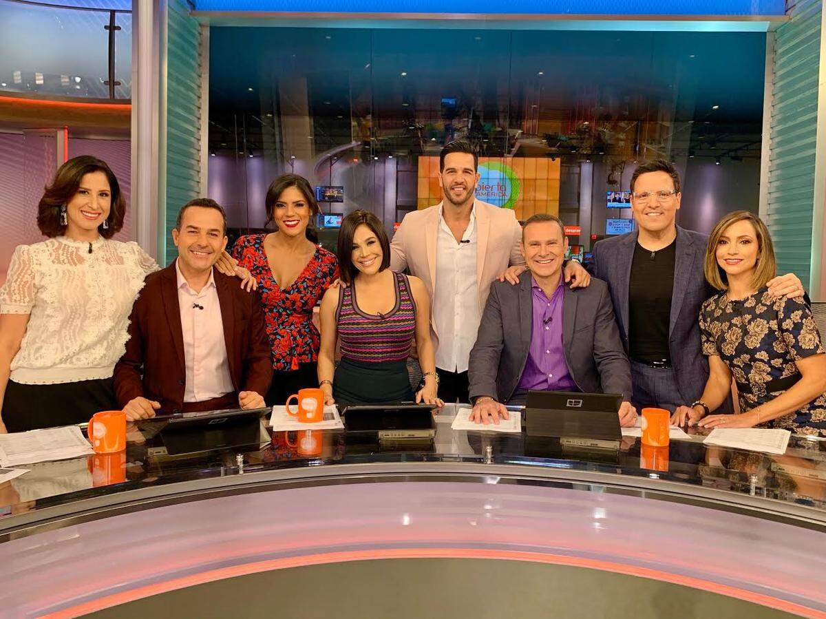Karla Martínez (centro) junto al equipo de ‘Despierta América’.