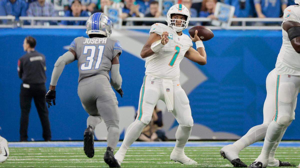 El quarterback de los Dolphins Tua Tagovailoa pasa el ovoide en el segundo cuarto del partido ante los Lions, celebrado el 30 de octubre de 2022 en Detroit.
