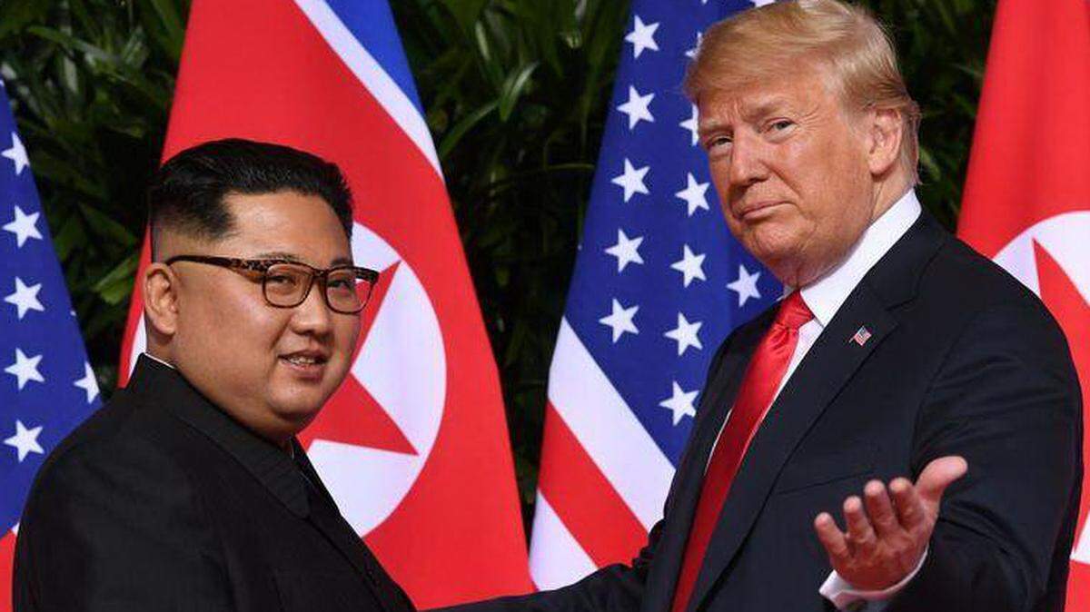 El presidente  Donald Trump  gesticula al reunirse con el líder norcoreano Kim Jong Un  al comienzo de su histórica cumbre entre EE UU y Corea del Norte, en el Hotel Capella en la isla Sentosa en Singapur el 12 de junio de 2018.