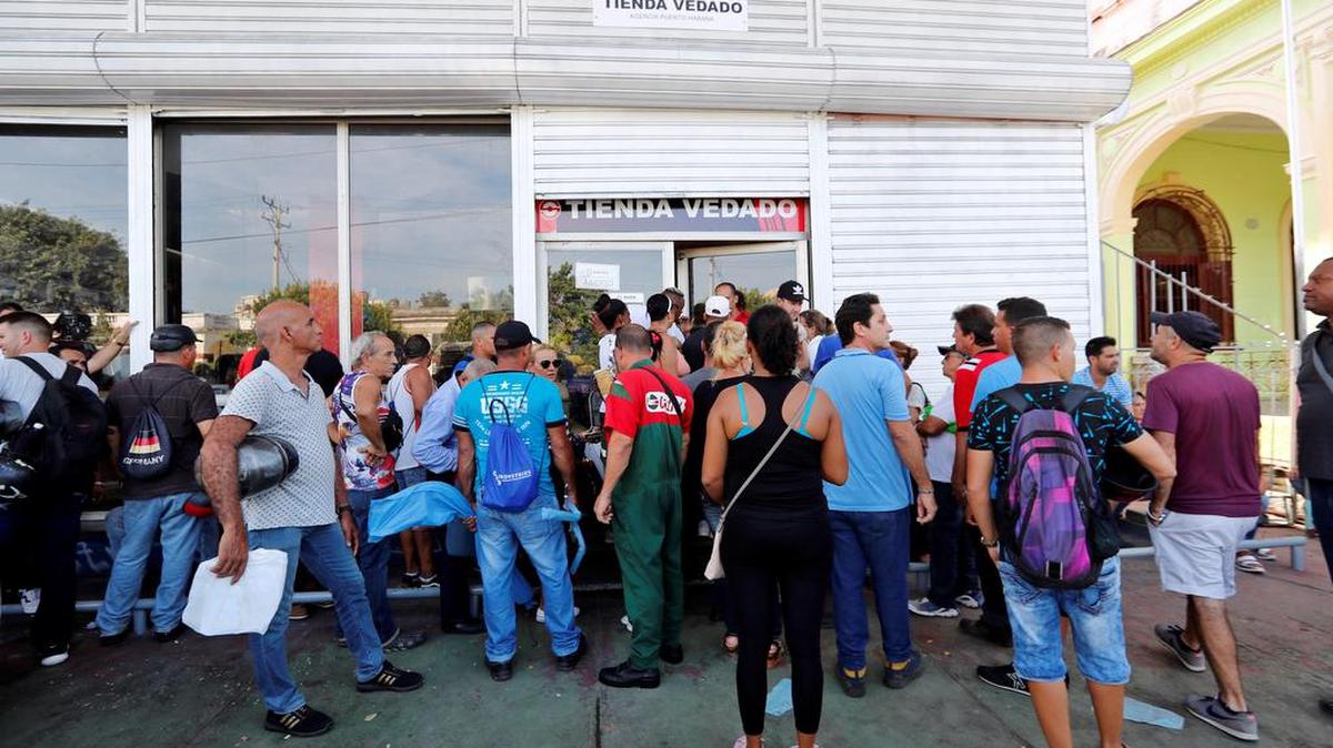 Imagen de referencia de cubanos aglomerados frente a una tienda La Habana.