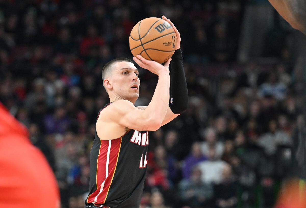 El jugador del Heat de Miami Tyler Herro tira al aro en el partido ante los Raptors, celebrado el 1ro de diciembre de 2024 en el Scotiabank Arena en Toronto.