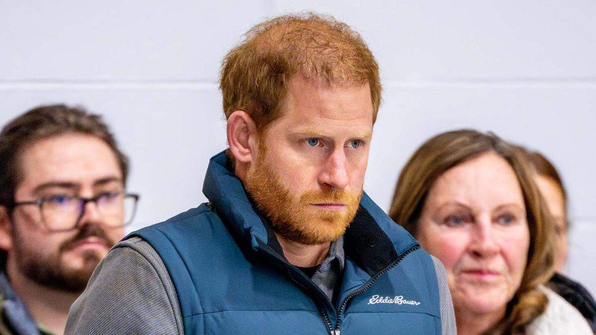 El Príncipe Harry, Duque de Sussex, asistió al último día del evento One Year to Go antes de los Invictus Games Vancouver Whistler 2025 y realizó curling en el Vancouver Curling Club en el Hillcrest Community Center en Vancouver, Canadá.