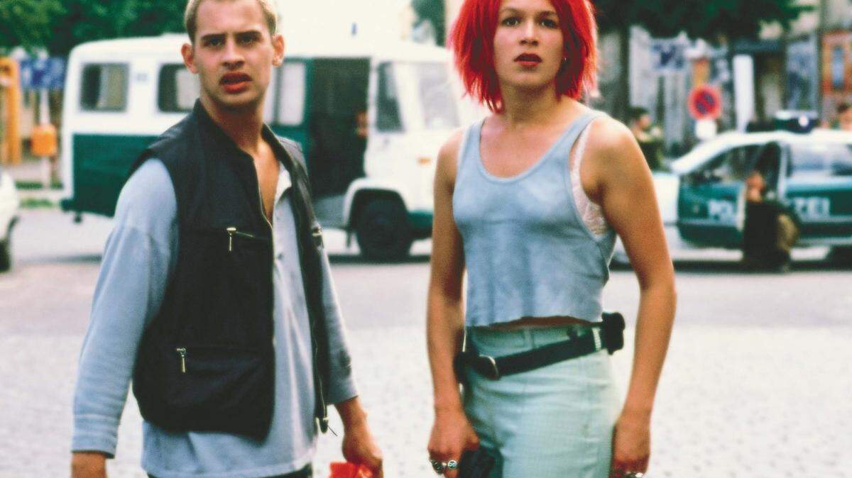 En Coral Gables Art Cinema ‘Run Lola Run’ (1998). Lola debe correr por las calles de Berlín para conseguir dinero y pagar una deuda tomando decisiones en fracciones de segundo.