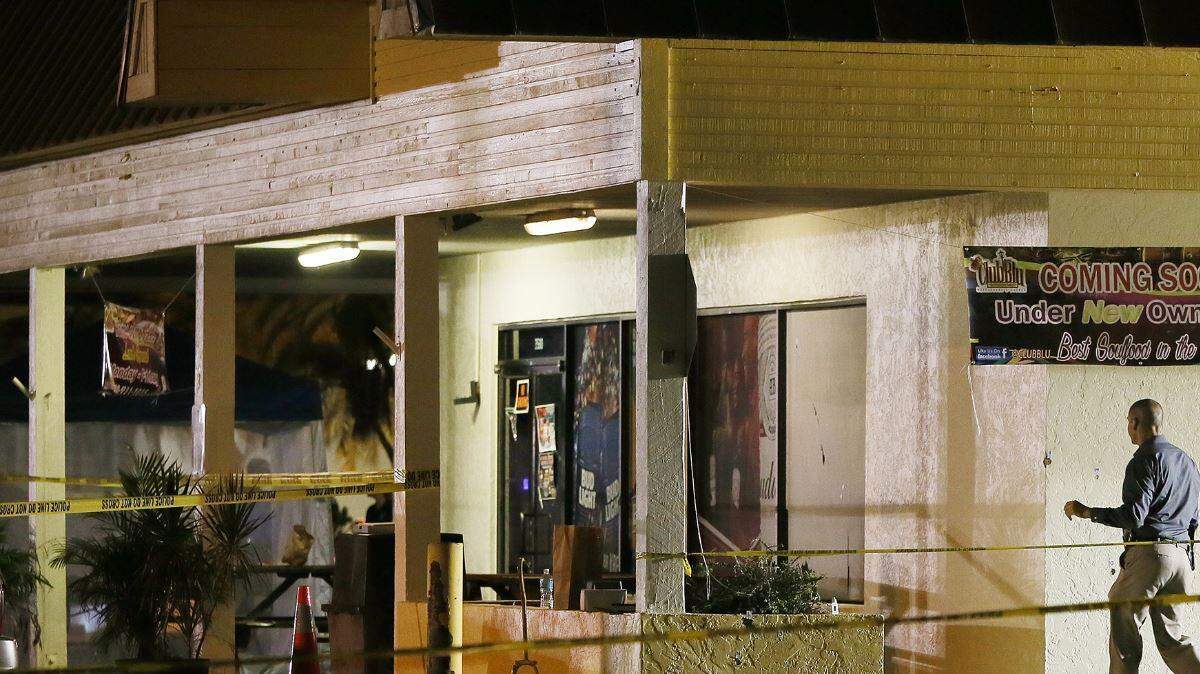 Un agente investiga el lugar donde ocurrió un tiroteo el lunes en la madrugada en una discoteca en Fort Myers, Florida. 
