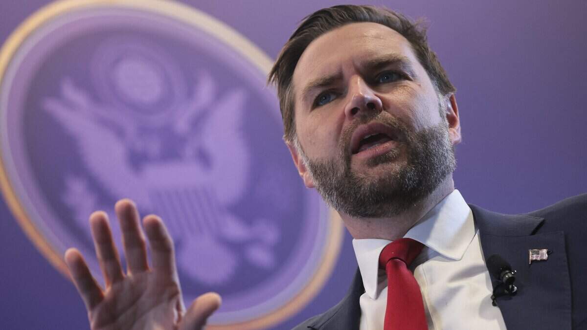 El vicepresidente de Estados Unidos, JD Vance, ofrece declaraciones en el Mathias Corvinus Collegium en Budapest el 8 de abril de 2026, durante el segundo día de su visita a Hungría.