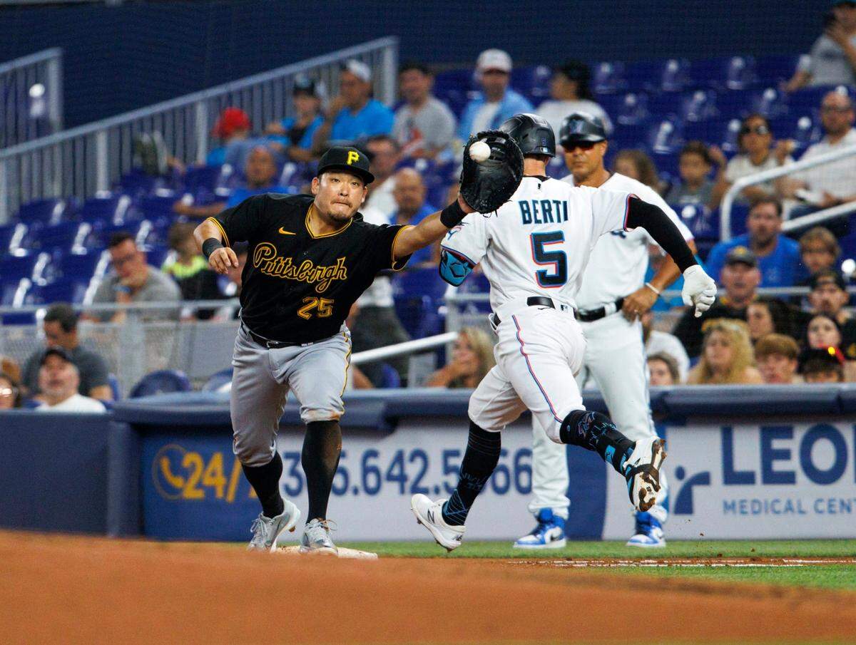 El primera base de los Piratas de Pittsburgh Yoshi Tsutsugo captura la pelota para poner out a Jon Berti, de los Marlins, en el tercer inning del partido ante los Piratas de Pittsburgh, celebrado el 13 de julio de 2022 en Miami.