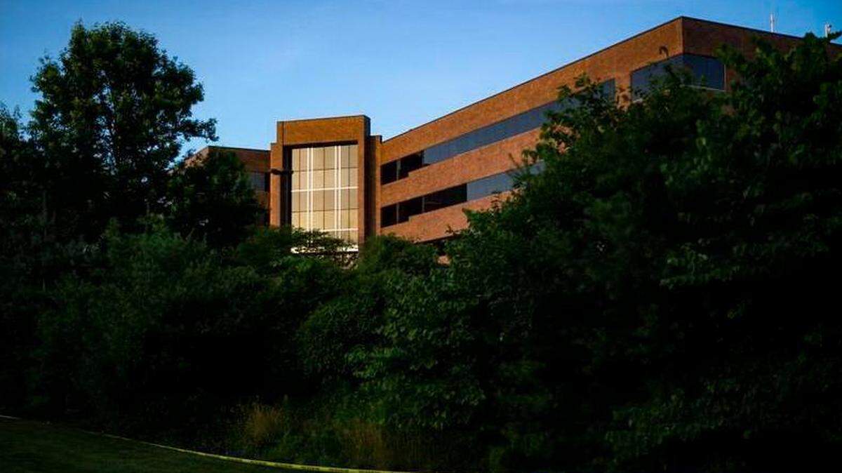 El edificio del diario Capital Gazette, la mañana después de que un pistolero atacara la sala de prensa, en Annapolis, Maryland, el 29 de junio de 2018.