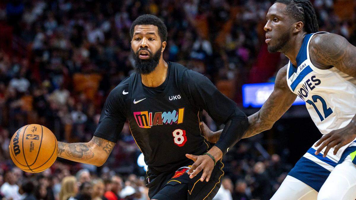 El alero de los Miami Heat, Markieff Morris (8), pasa el balón mientras lo defiende el alero de los Minnesota Timberwolves, Taurean Prince (12), durante el primer cuarto de un partido de la NBA en el FTX Arena en el centro de Miami, Florida, el sábado 12 de marzo de 2022.