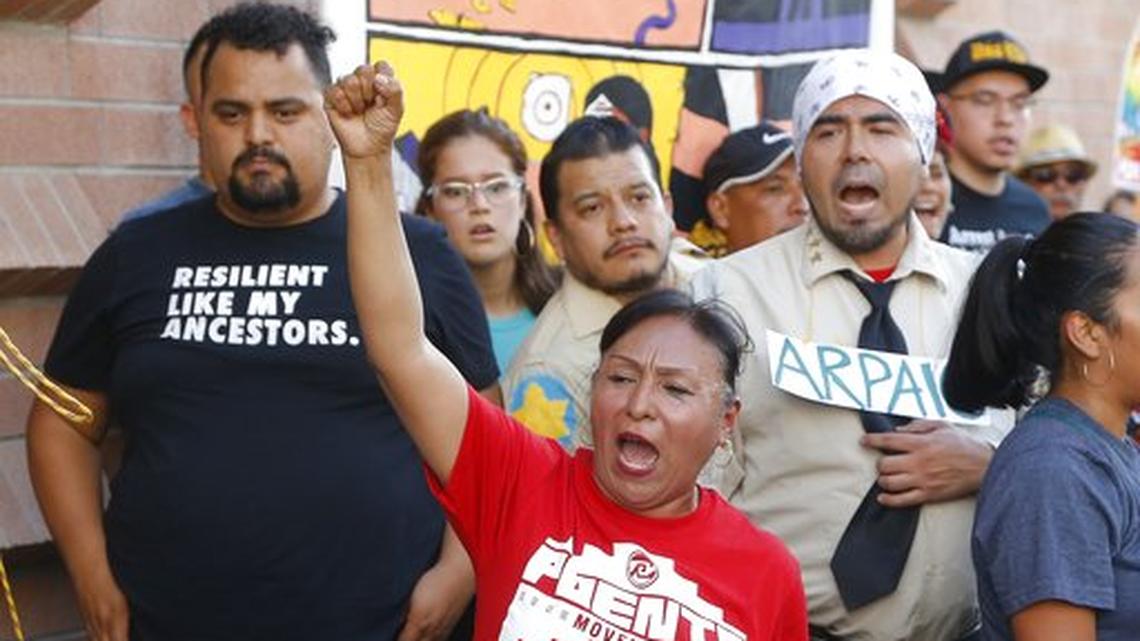 Activistas de inmigración protestan contra la Policía del Condado Maricopa y la Policía de Inmigración y Aduanas (ICE) el 22 de agosto del 2018 en Phoenix, Arizona.