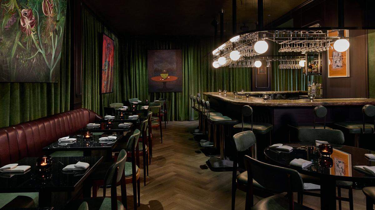 El restaurante tiene un estilo sofisticado, con sillas de comedor del arquitecto italiano Gio Pointi y taburetes de bar del diseñador Joe Colombo.