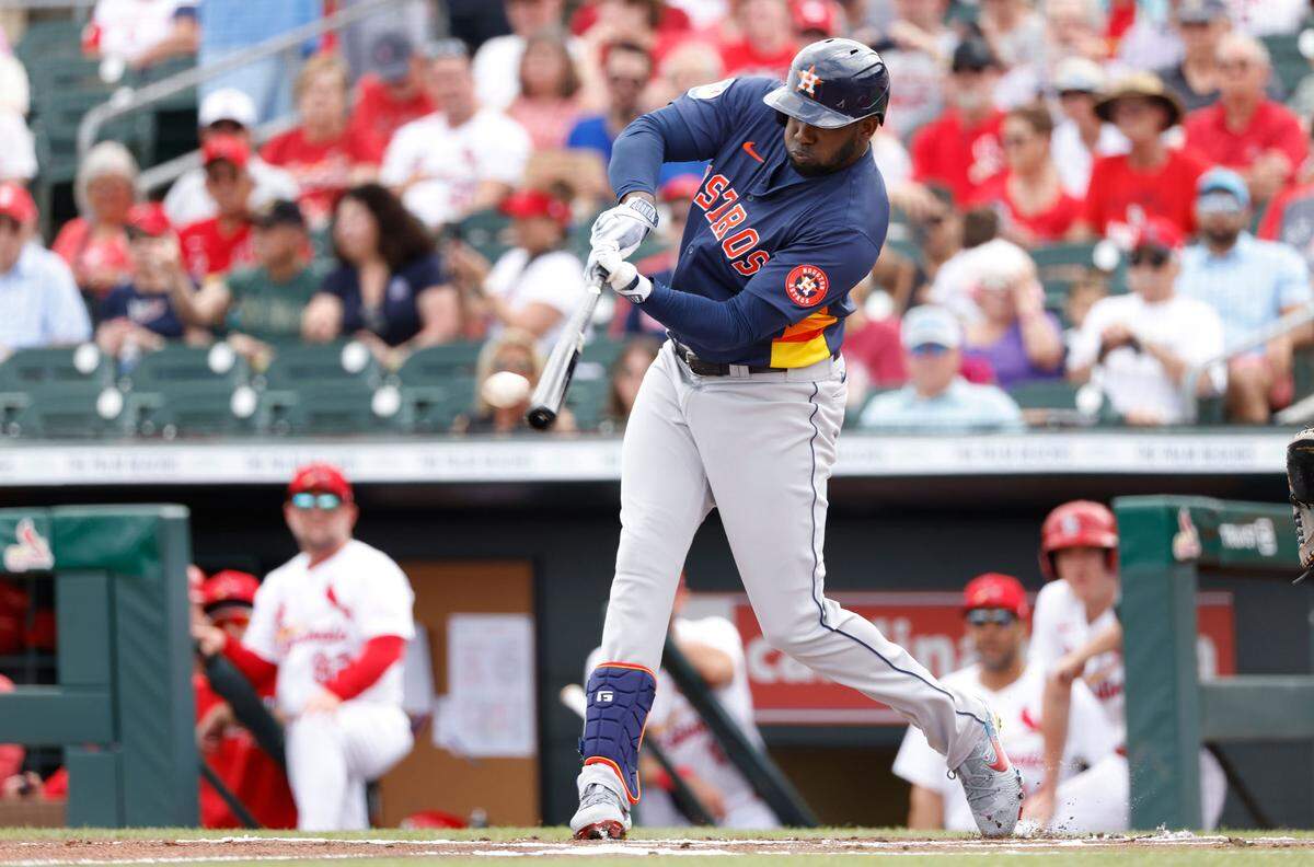 El bateador designado de los Astros de Houston Yordan Álvarez pega un hit en el partido de pretemporada ante los Cardenales de San Luis, celebrado el 7 de marzo de 2024 en el Roger Dean Chevrolet Stadium de Jupiter, Florida.