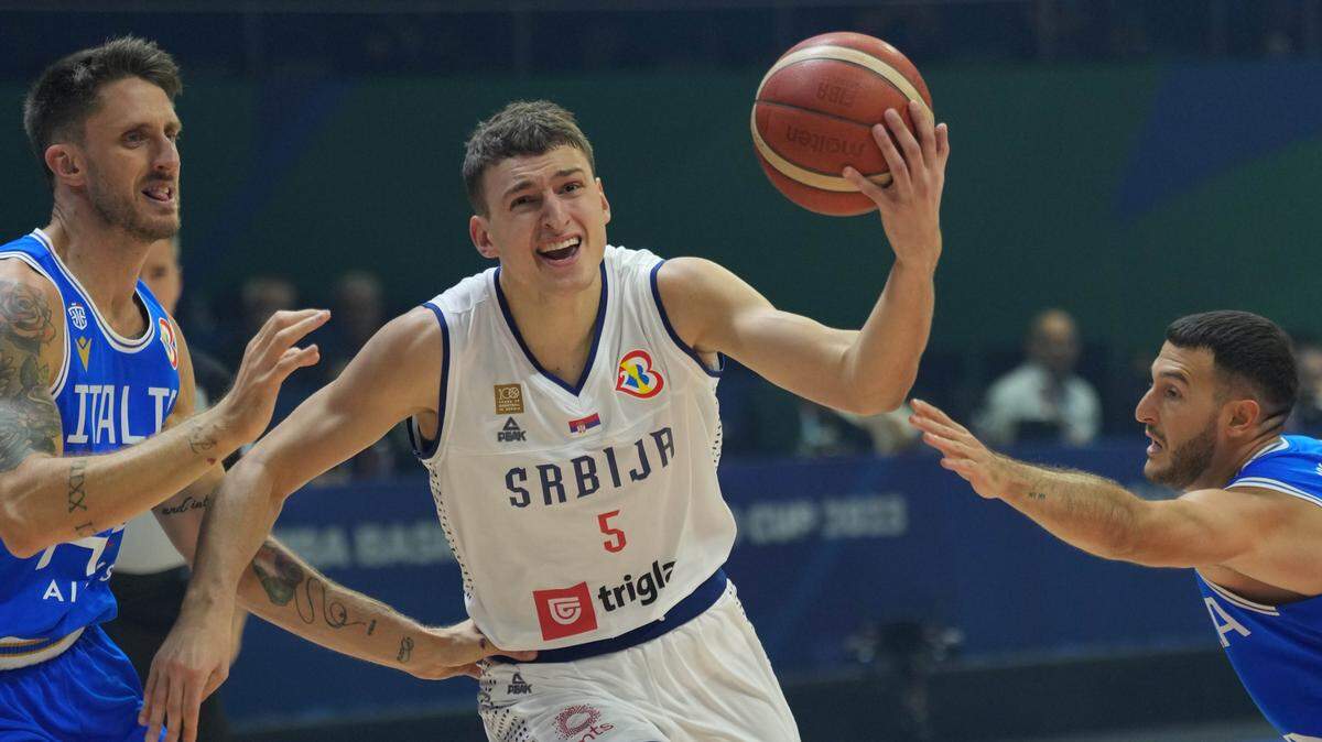 En seis partidos con Serbia en el torneo, Nikola Jovic promedia 10,7 unidades, 2,5 rebotes y 3,2 asistencias mientras dispara para el 56,4 por ciento de efectividad en los tiros de campo y 45,5 por ciento en los tiros de tres puntos.