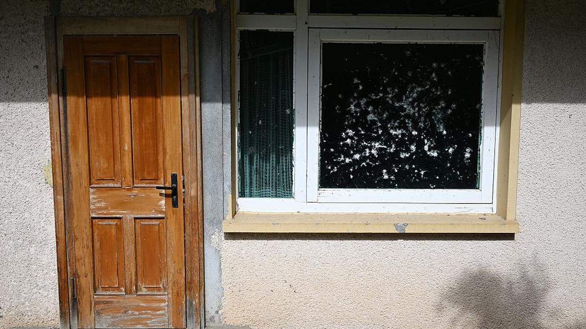 Vista de la ventana blindada de la habitación del líder de la secta y exsoldado de la Wehrmacht, Paul Schaefer, en Colonia Dignidad —ahora llamada Villa Baviera—, cerca de Parral, en la provincia de Maule, Chile, el 15 de abril de 2025. En Colonia Dignidad, desde 1961 y por décadas, unos 250 pobladores fueron sometidos a condiciones de esclavitud por su líder Paul Schäfer, quien falleció en 2010 en prisión.