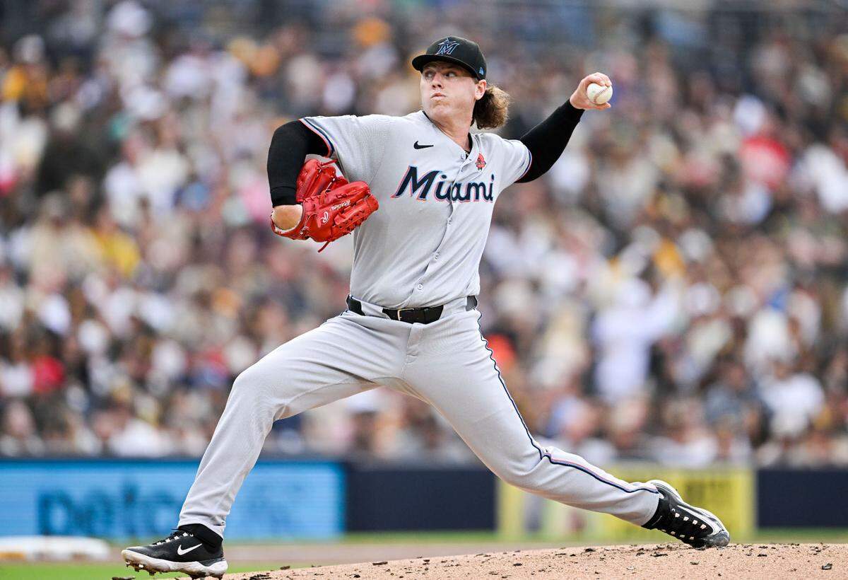 El abridor de los Marlins de Miami Ryan Weathers lanza en el primer inning ante los Padres, en el partido celebrado el 26 de mayo de 2025 en San Diego.