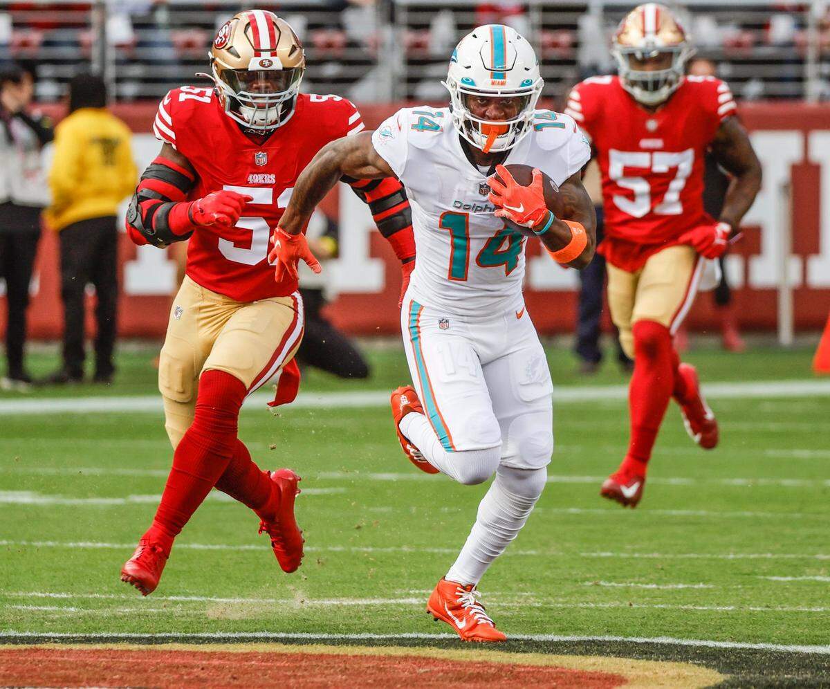 El wide receiver de los Dolphins de Miami Trent Sherfield anota un touchdown en el primer cuarto del partido celebrado el 4 de diciembre de 2022 en Santa Clara, California.