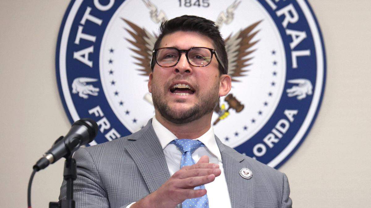 La jueza federal de distrito Kathleen Williams declaró en desacato al fiscal general de Florida, James Uthmeier, después de que éste violó su orden de dejar de aplicar una nueva ley que convierte en delito la entrada de inmigrantes indocumentados a Florida.