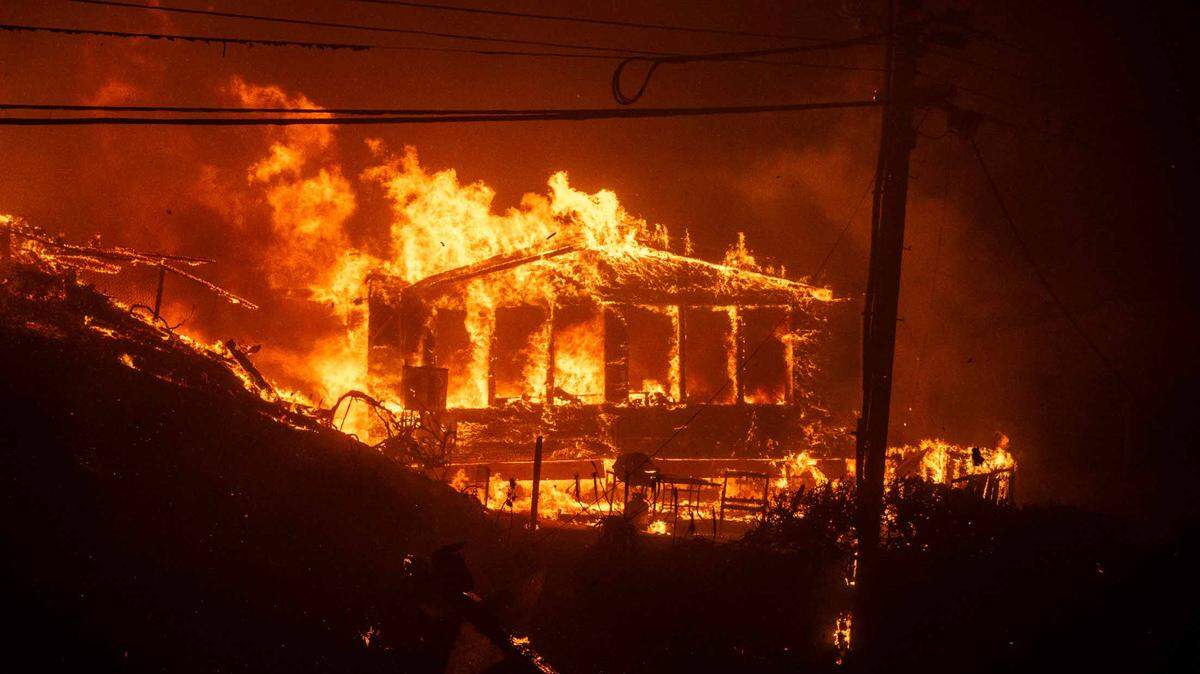 Una casa se observa quemada por el incendio de Palisades. El incendio de Palisades en Pacific Palisades, California, ha obligado a la evacuación de miles de personas. Alimentado por los vientos de Santa Ana, el fuego abarca actualmente 1,260 acres y no está contenido en absoluto.
