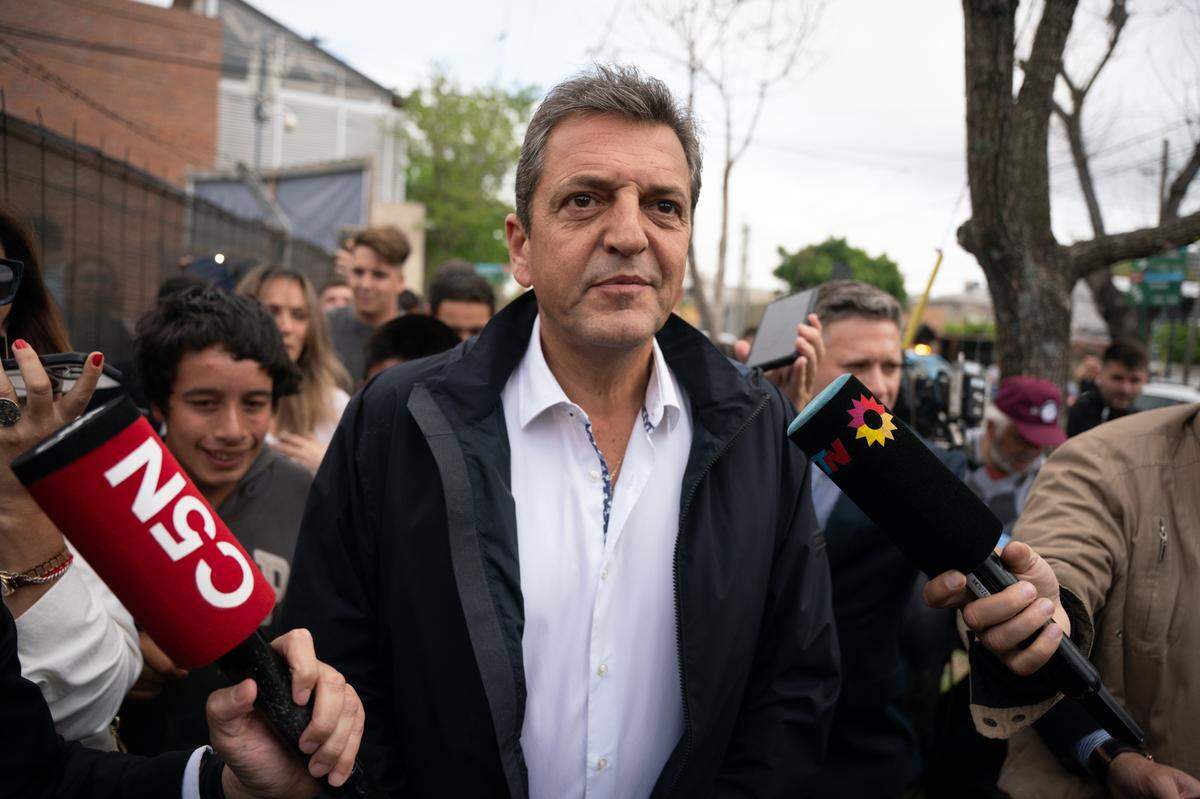 En un sorpresivo giro, el candidato peronista y ministro de Economía Sergio Massa fue el más votado el domingo en las elecciones presidenciales en Argentina, pero sin el respaldo suficiente para evitar un balotaje con su rival más cercano, el economista de ultraderecha Javier Milei.