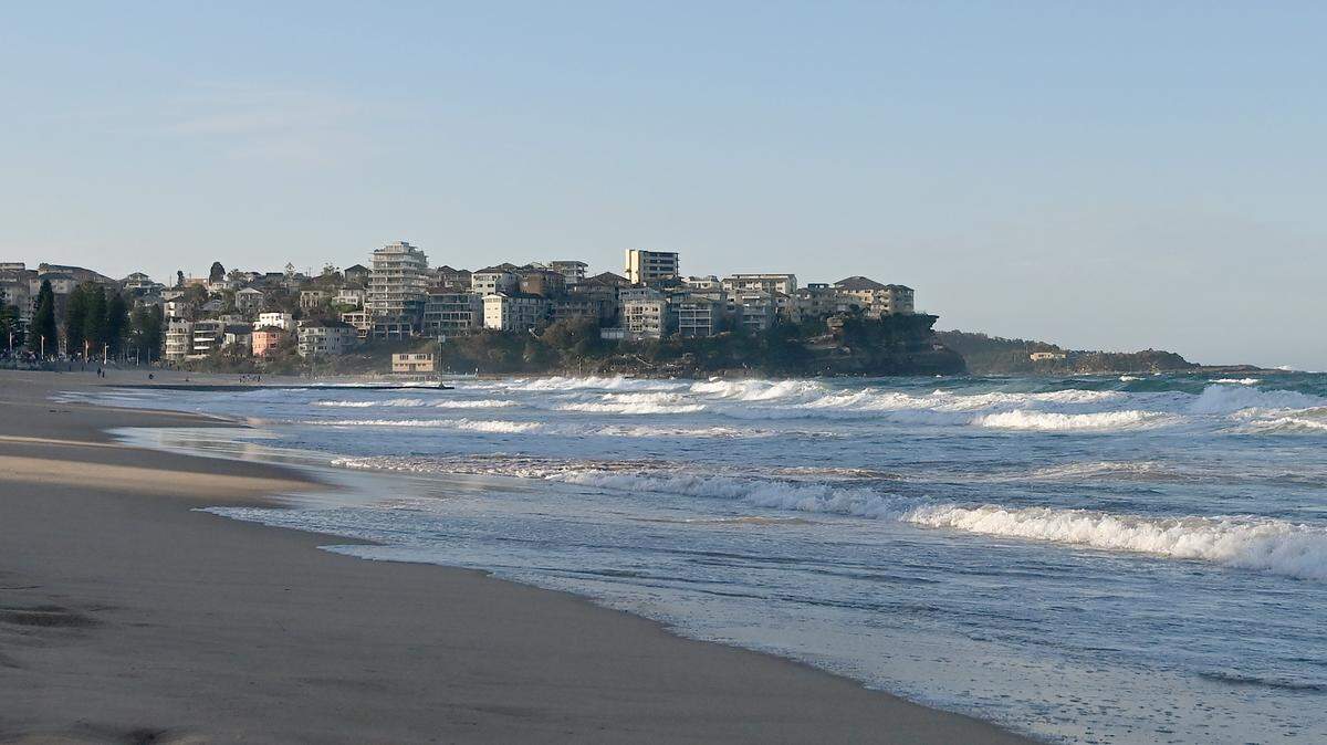 Personas evitan ingresar a la playa de Manly el 7 de septiembre de 2025 en Sídney, Australia.
