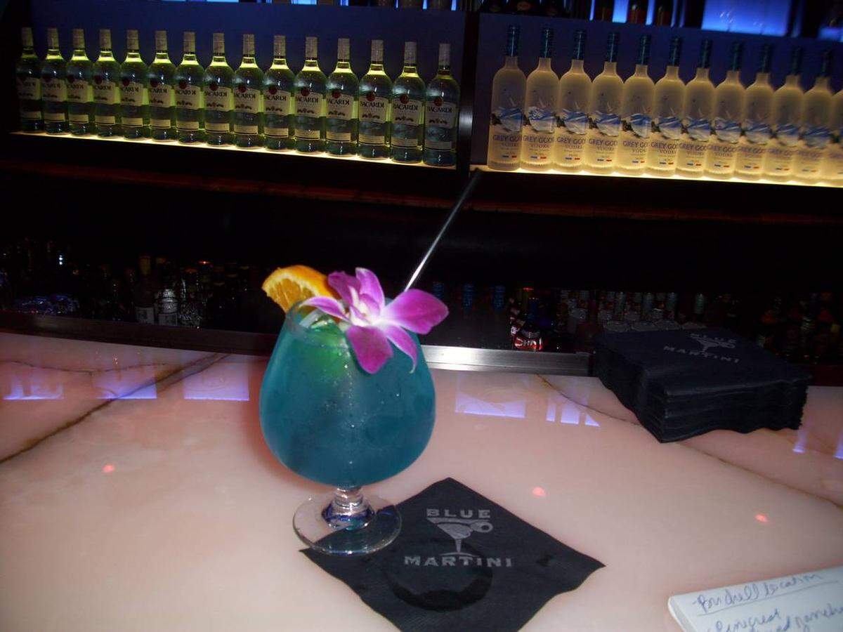 Un trago icónico en el bar Blue Martini en Kendall. 