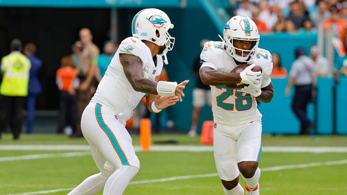 Los Dolphins esperarán hasta el último minuto la recuperación de De’Von Achane (der.) para decidir si el running back jugará contra los Jets de Nueva York (4-6) el próximo viernes.