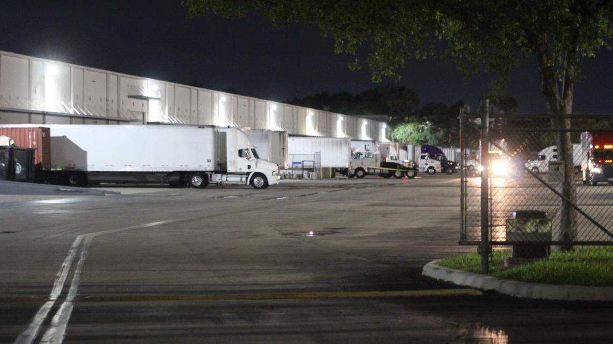 Un derrame químico en Doral, cerca del Miami International Mall, dejó 17 personas heridas, de las cuales 2 fueron hospitalizadas. Los bomberos de Miami-Dade controlaron la fuga y ventilaron el área. El derrame ocurrió en la terminal de camiones compartida por tres compañías de transporte y logística. Devoun Cetoute/Miami Herald