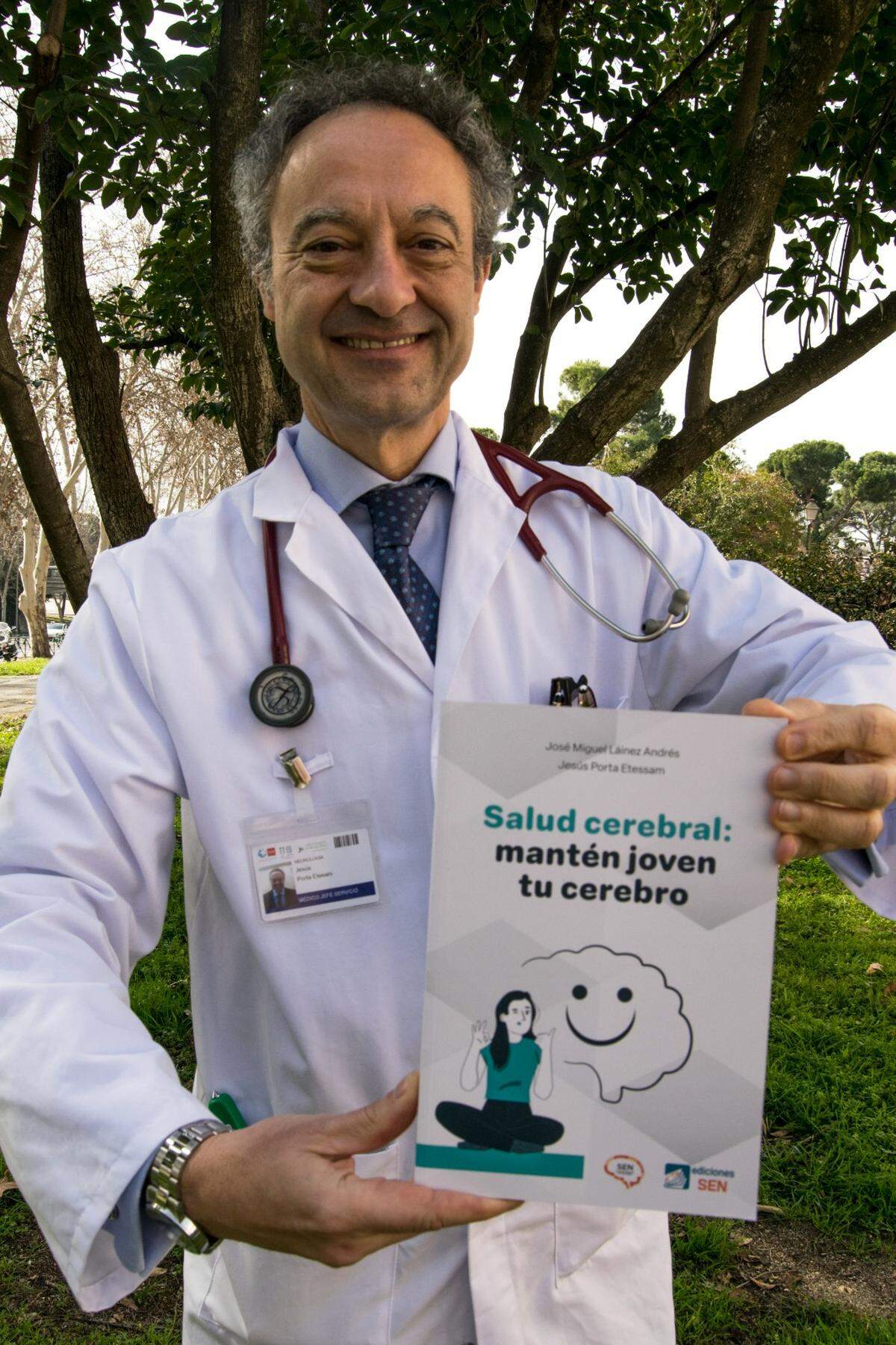 El presidente de la Sociedad Española de Neurología, Jesús Porta-Etessam, muestra la publicación de 'Salud Cerebral: mantén joven tu cerebro', una guía de esta entidad médica. 