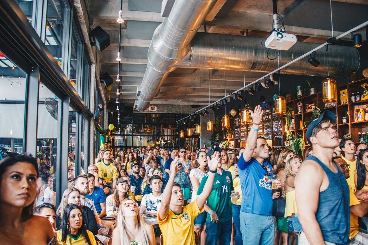 Veza Sur Brewing Co. cuenta con proyectores de pantalla grande en el bar y en el patio. Ofrece desde “el desayuno de los campeones” hasta “brazilian chopps” a $ 2 durante el partido.