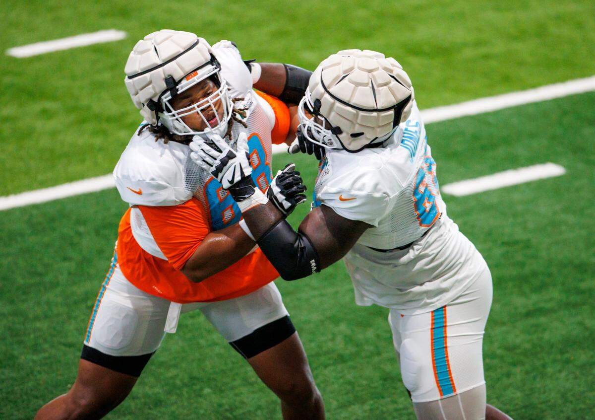 El offensive tackle de los Dolphins Robert Hunt (izq.) y el guard Robert Jones participan en una práctica del equipo celebrada el 23 de agosto de 2022 en el Baptist Health Training Complex en el Hard Rock Stadium, en Miami Gardens, Florida.
