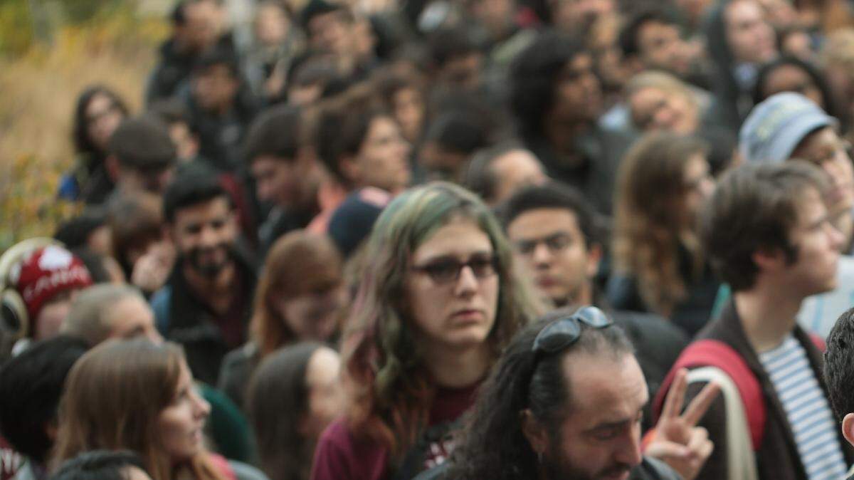 Estudiantes de la Universidad de Chicago participan en una protesta contra el presidente electo Donald Trump, el martes 15 de noviembre en Chicago. 